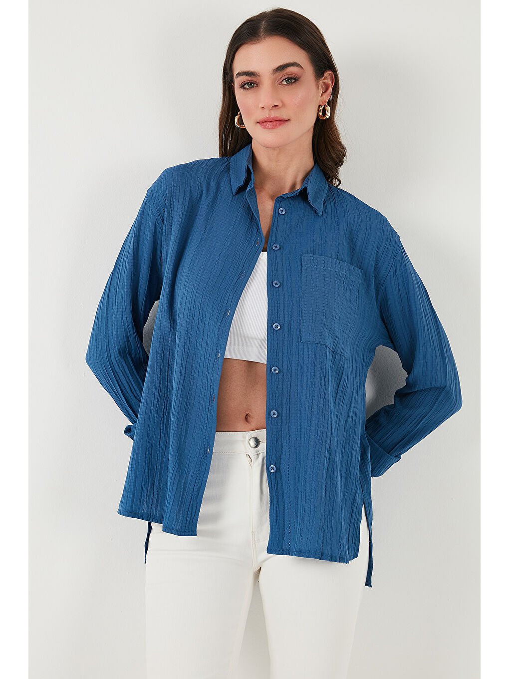 İndigo Regular Fit Tek Cepli Önü Kısa Arkası Uzun Krinkıl Kadın Gömlek 6772752-1