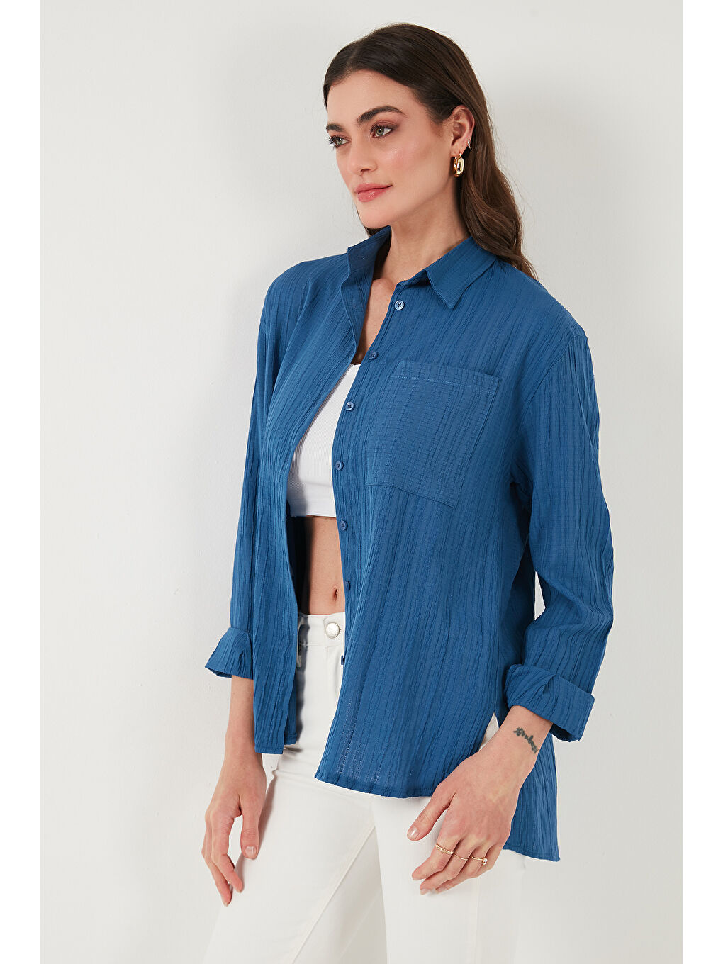İndigo Regular Fit Tek Cepli Önü Kısa Arkası Uzun Krinkıl Kadın Gömlek 6772752-5