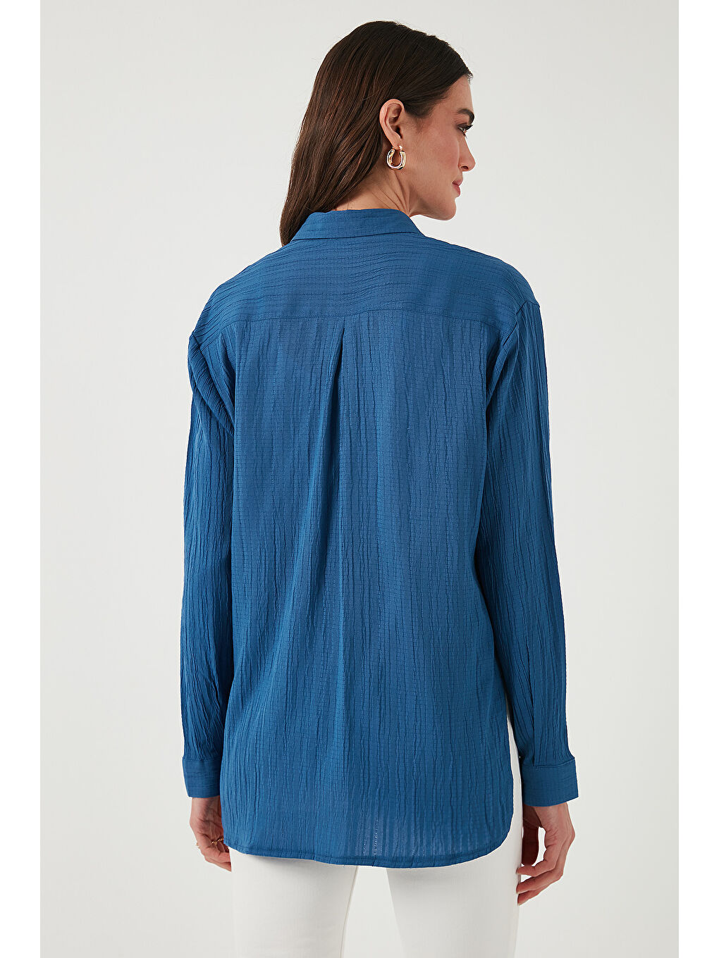 İndigo Regular Fit Tek Cepli Önü Kısa Arkası Uzun Krinkıl Kadın Gömlek 6772752-6