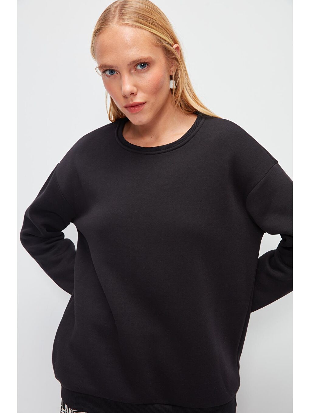 Siyah Bisiklet Yaka Düz Renk Sweatshirt