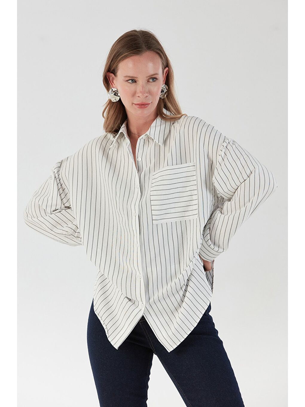 Beyaz Arkası Uzun Çizgili Cepli Gömlek-2