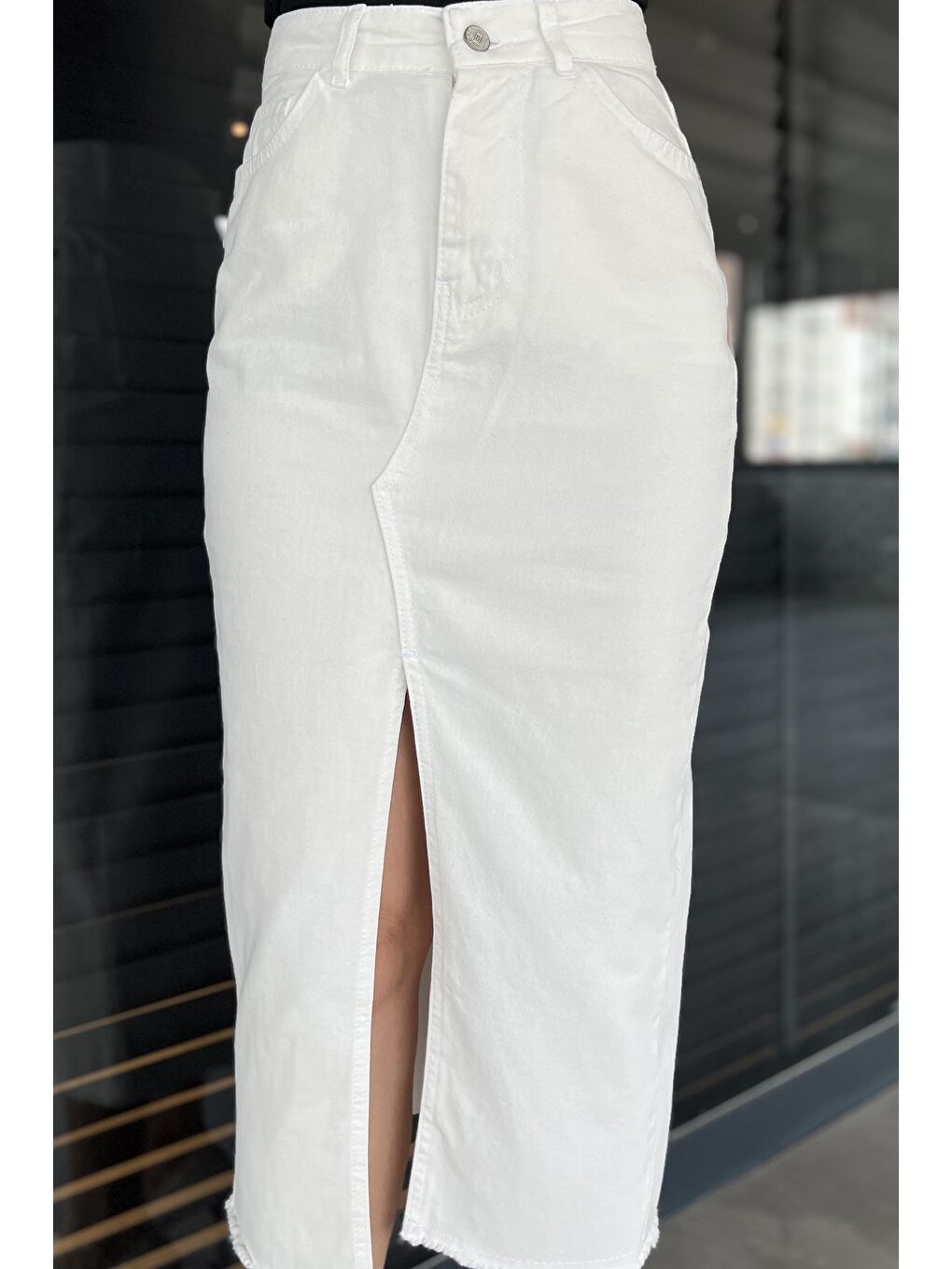 Beyaz Kadın Çift Cepli Yırtmaç Detaylı Jean Etek-3