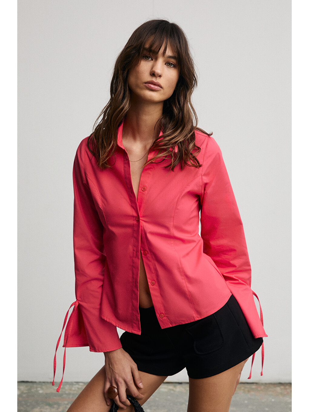 Kırmızı Janeta Kadın Kolları Biye Bağlamalı Slim Fit Vucuda Oturan Beyaz Narçiçeği Gömlek-1