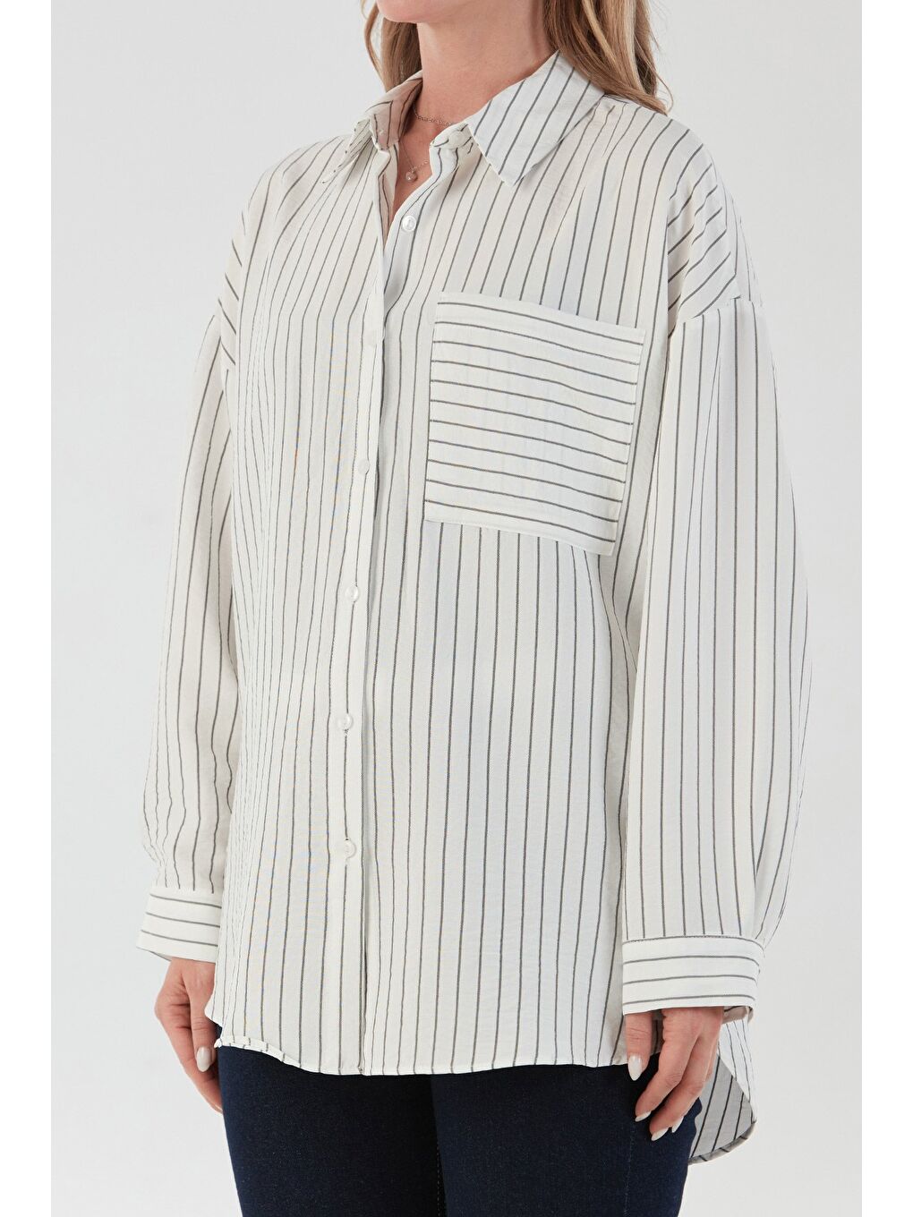Beyaz Arkası Uzun Çizgili Cepli Gömlek-4