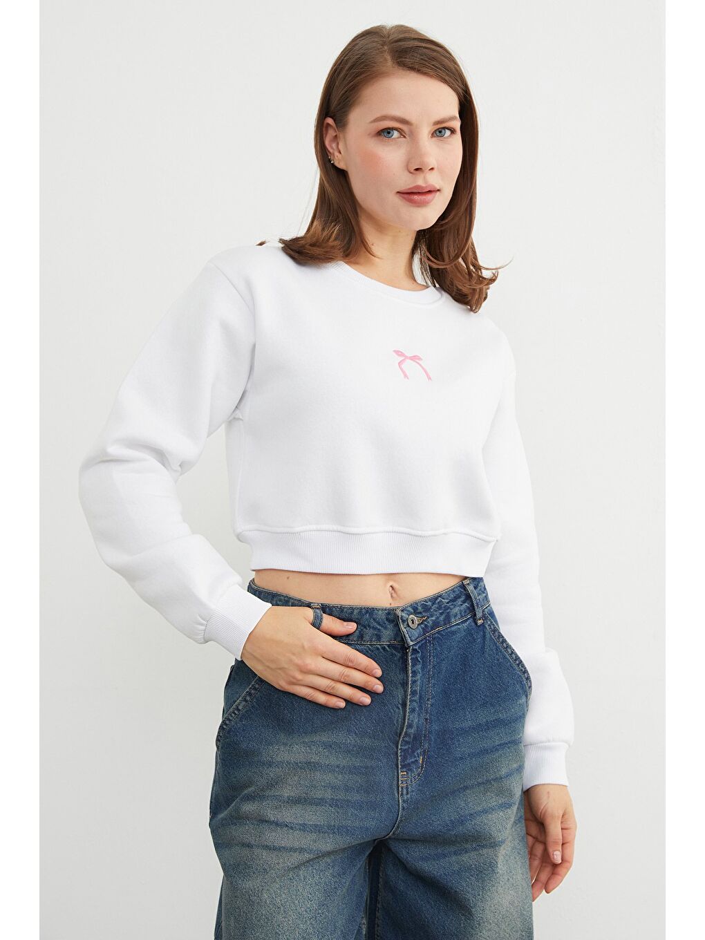 Beyaz 3 İplik Fiyonk Nakışlı Crop Sweatshirt