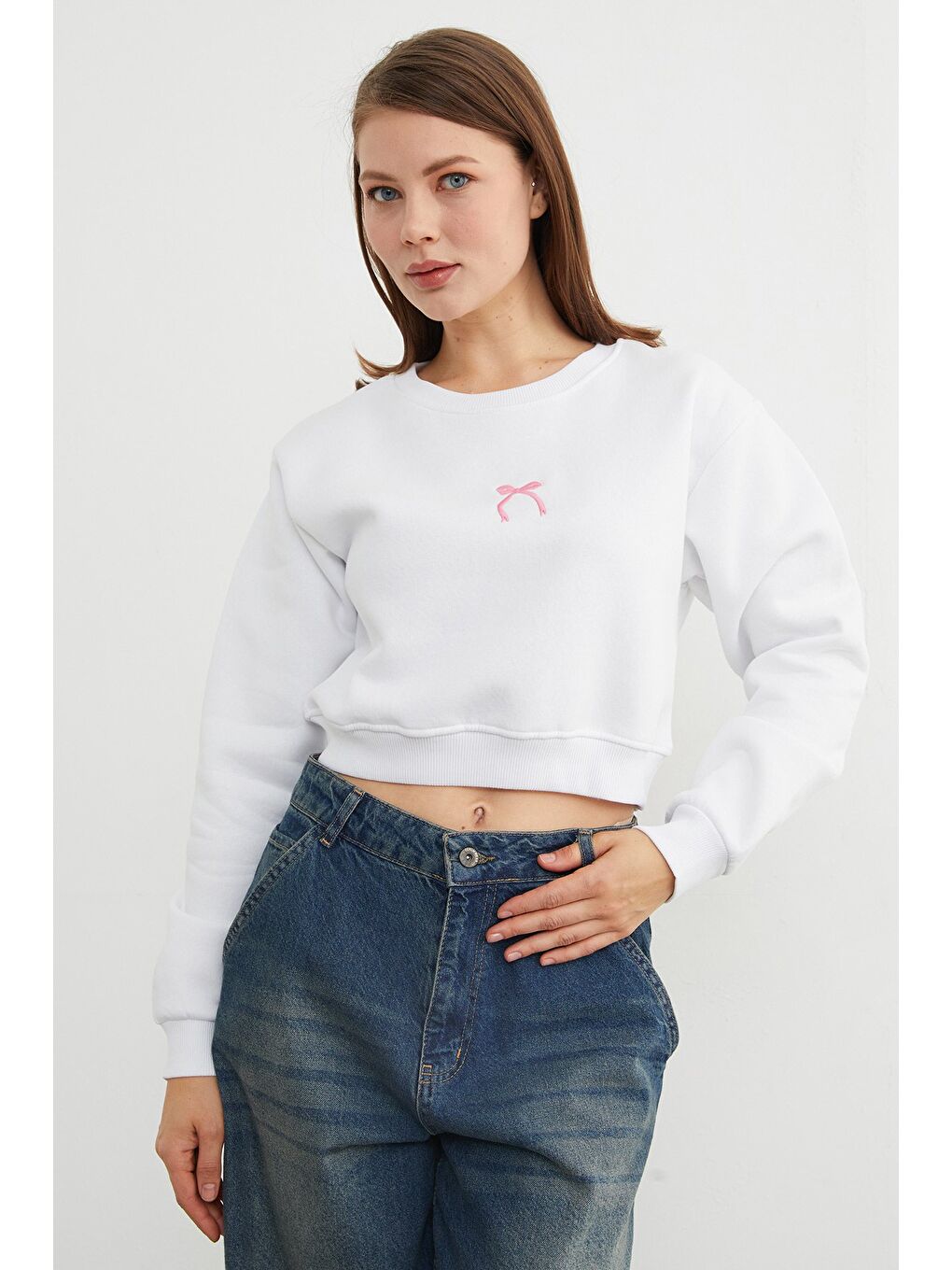 Beyaz 3 İplik Fiyonk Nakışlı Crop Sweatshirt-1