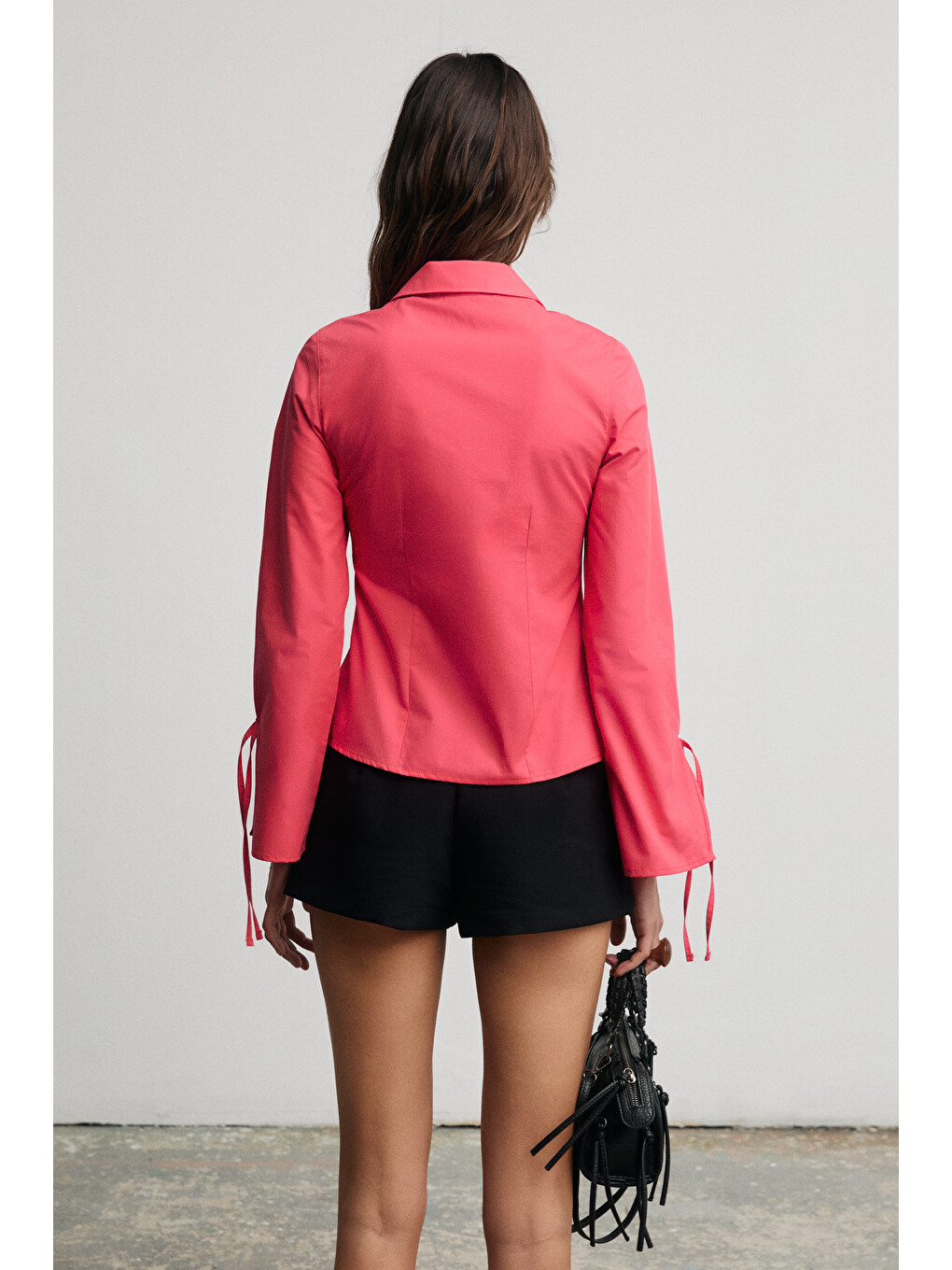Kırmızı Janeta Kadın Kolları Biye Bağlamalı Slim Fit Vucuda Oturan Beyaz Narçiçeği Gömlek-4