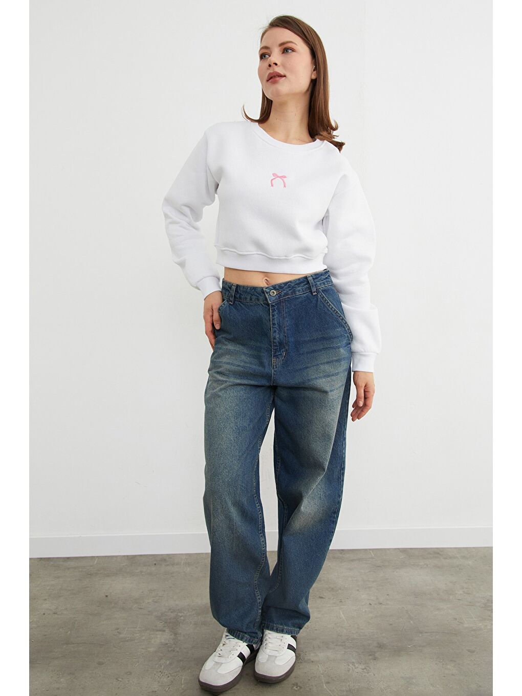 Beyaz 3 İplik Fiyonk Nakışlı Crop Sweatshirt-2