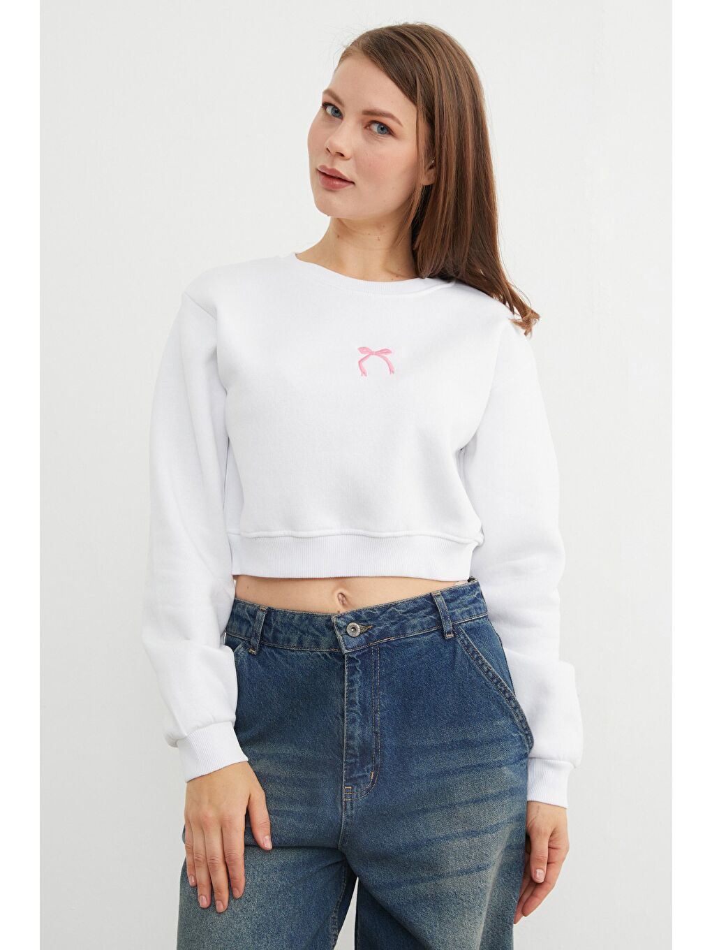 Beyaz 3 İplik Fiyonk Nakışlı Crop Sweatshirt-4