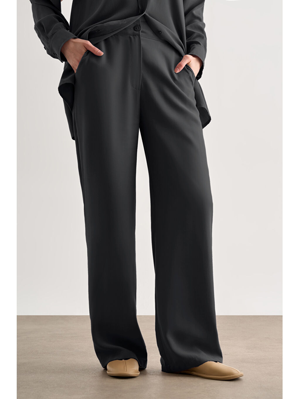 Siyah Kemerli Rahat Kesim Modal Pantolon-2