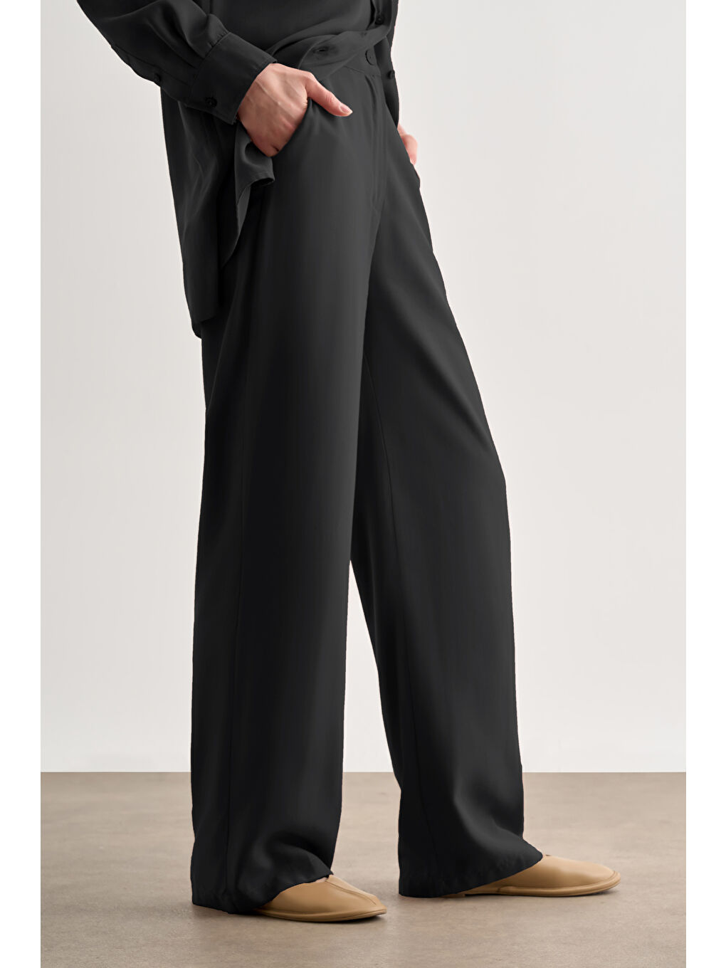 Siyah Kemerli Rahat Kesim Modal Pantolon-3