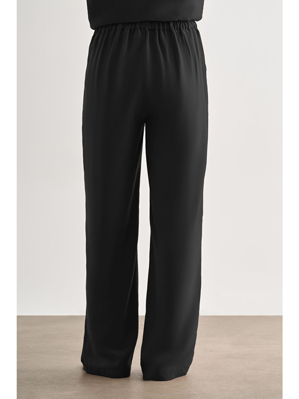 Siyah Kemerli Rahat Kesim Modal Pantolon-4