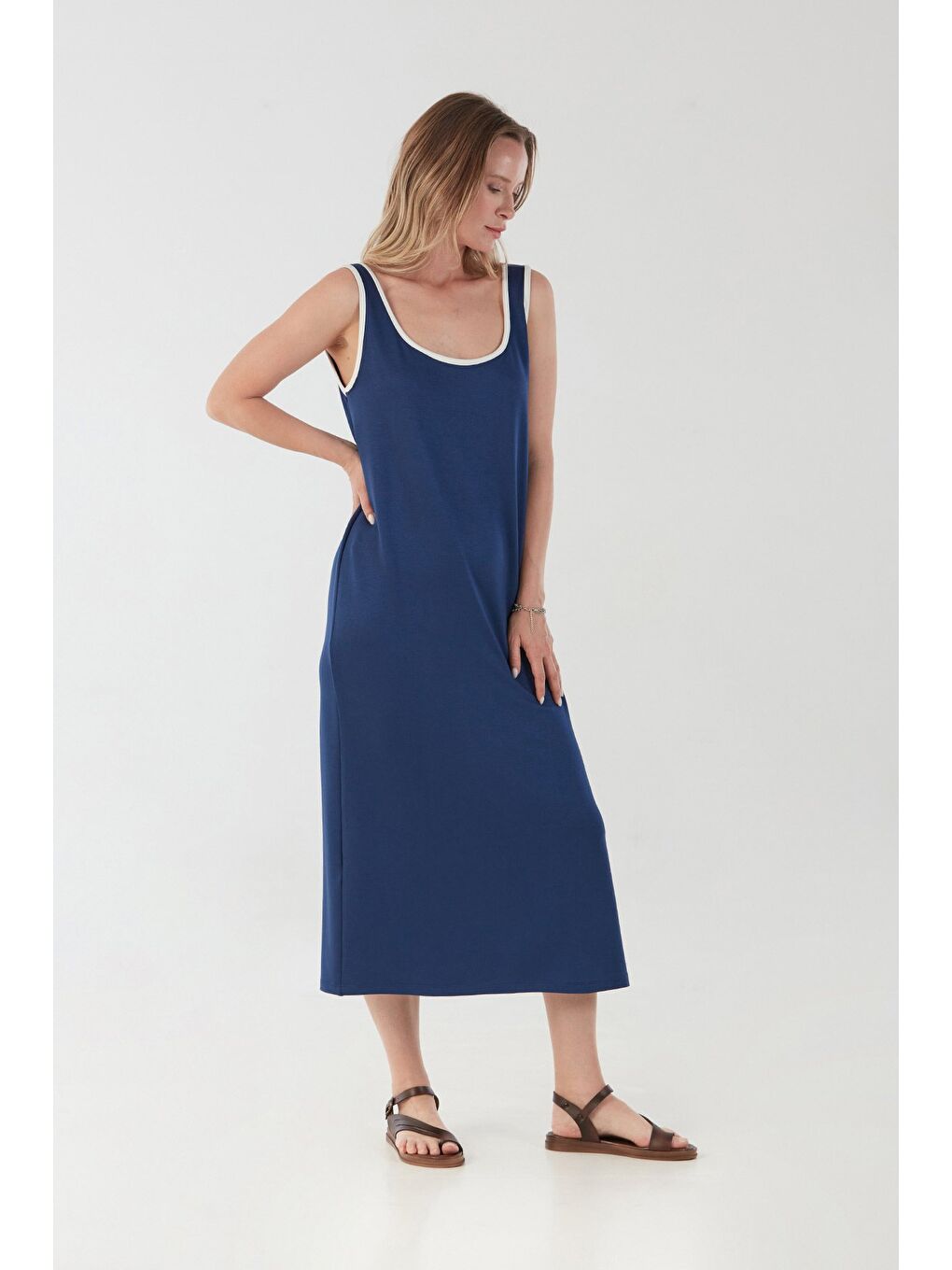 Lacivert Yanı Yırtmaçlı Askılı Elbise-1