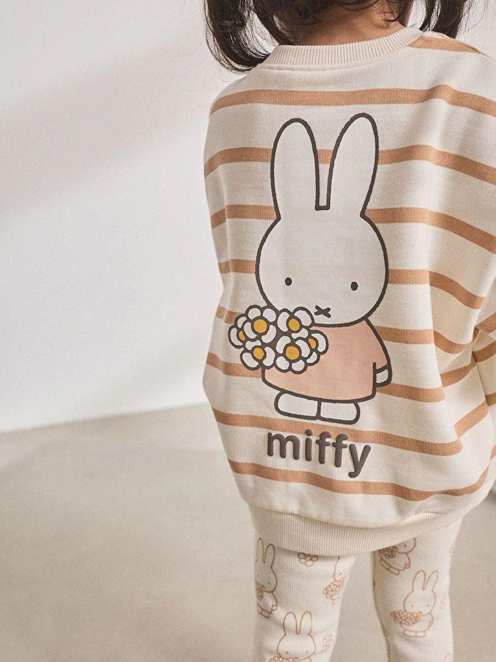 Karışık Kız Çocuk Pamuklu Bej Çizgili Tavşan Baskılı Sweatshirt Ve Tavşan Desenli Tayt Takım-2