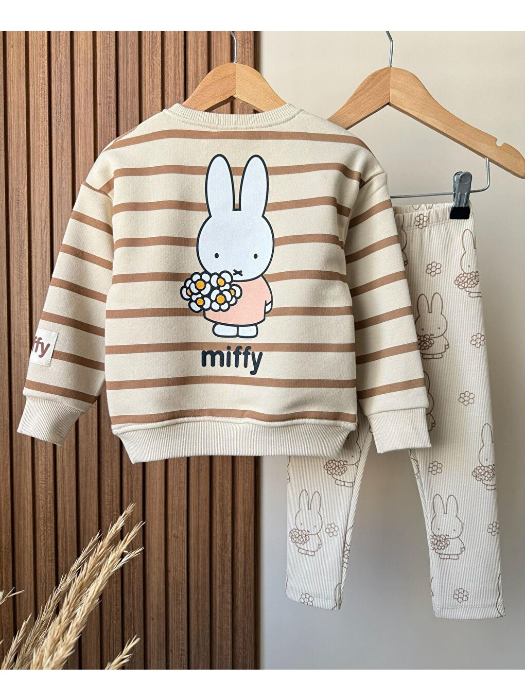 Karışık Kız Çocuk Pamuklu Bej Çizgili Tavşan Baskılı Sweatshirt Ve Tavşan Desenli Tayt Takım-5