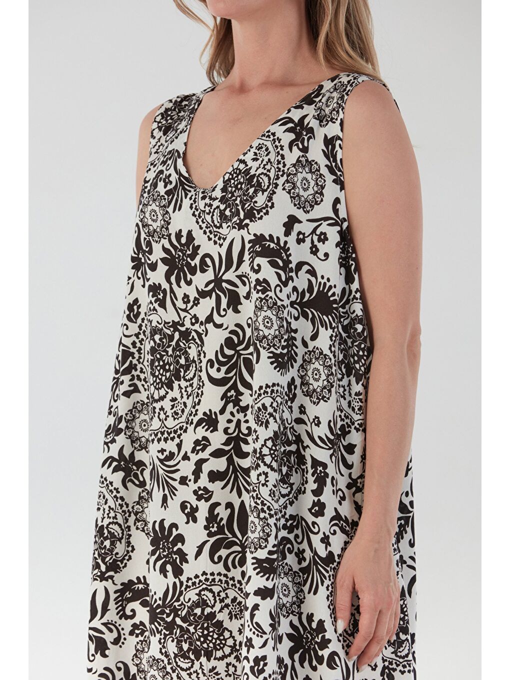 Siyah Şal Desenli V Yaka Pileli Salaş Elbise-4