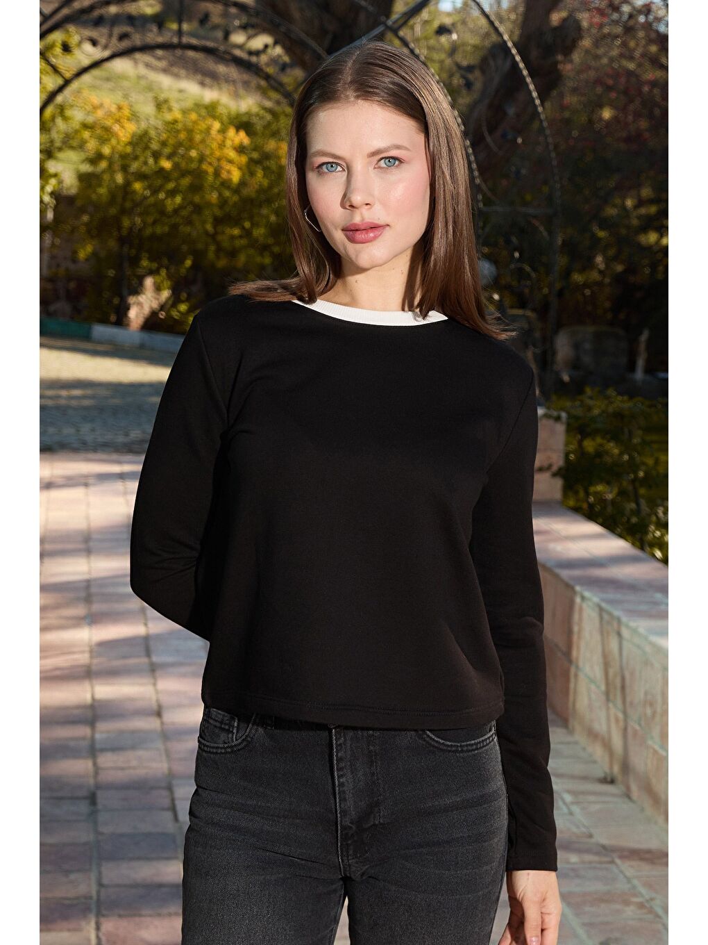 Siyah 3 İplik Şardonsuz Yakası Ribanalı Sweatshirt-1