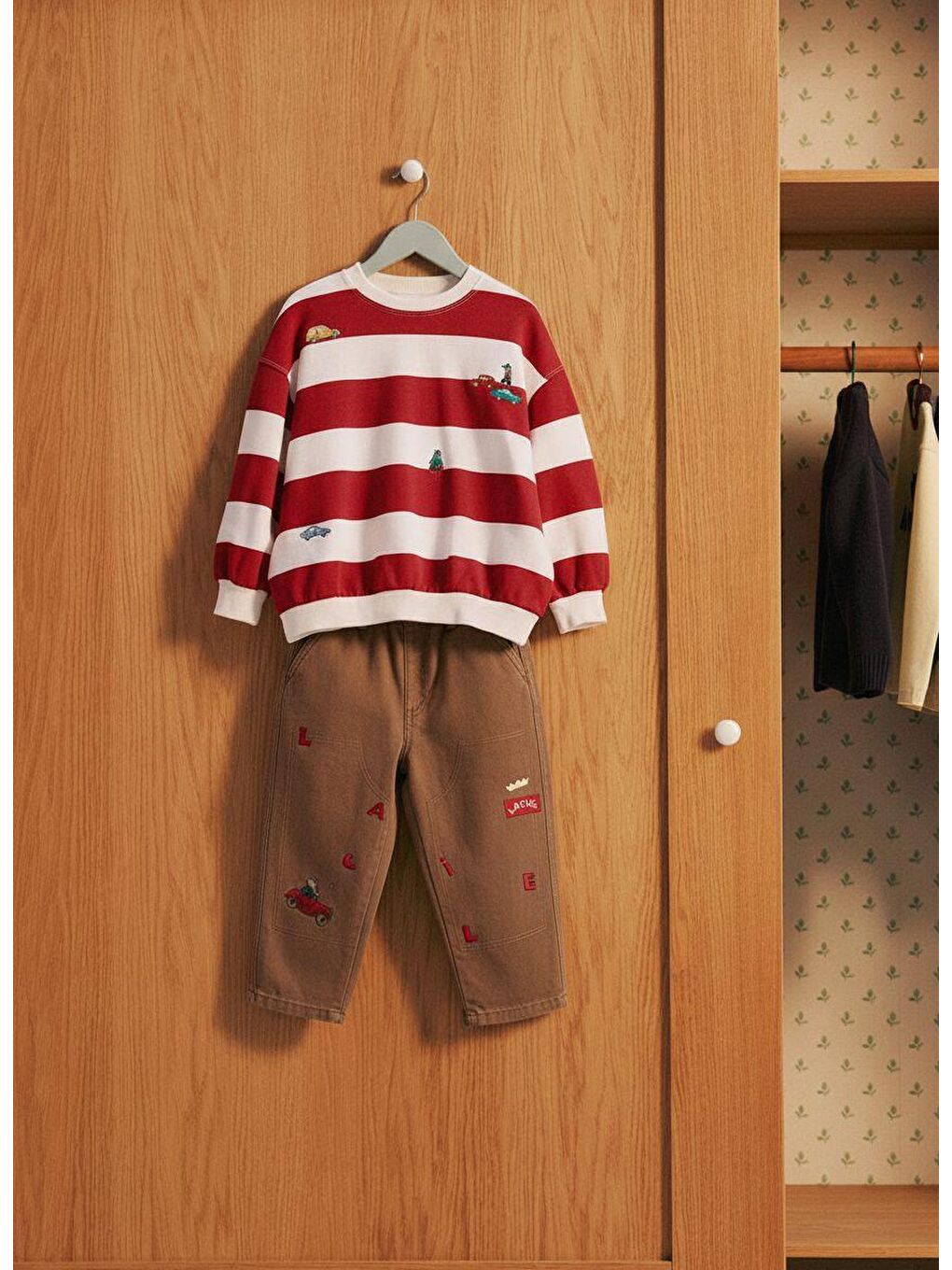 Karışık Erkek Çocuk Pamuklu Çizgili Kırmızı Sweatshirt Ve Nakışlı Kahverengi Pantolon Takım-1