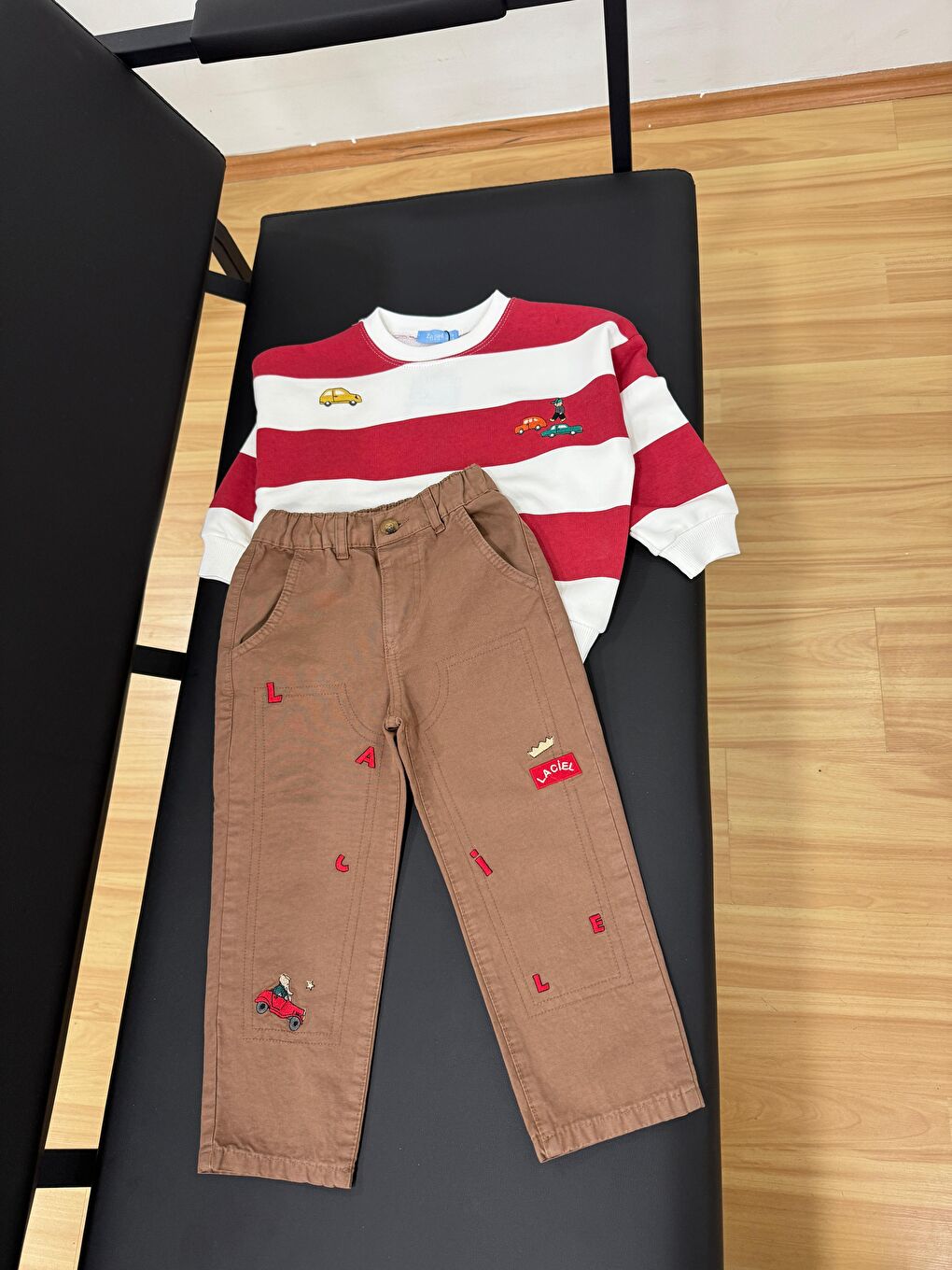 Karışık Erkek Çocuk Pamuklu Çizgili Kırmızı Sweatshirt Ve Nakışlı Kahverengi Pantolon Takım-8