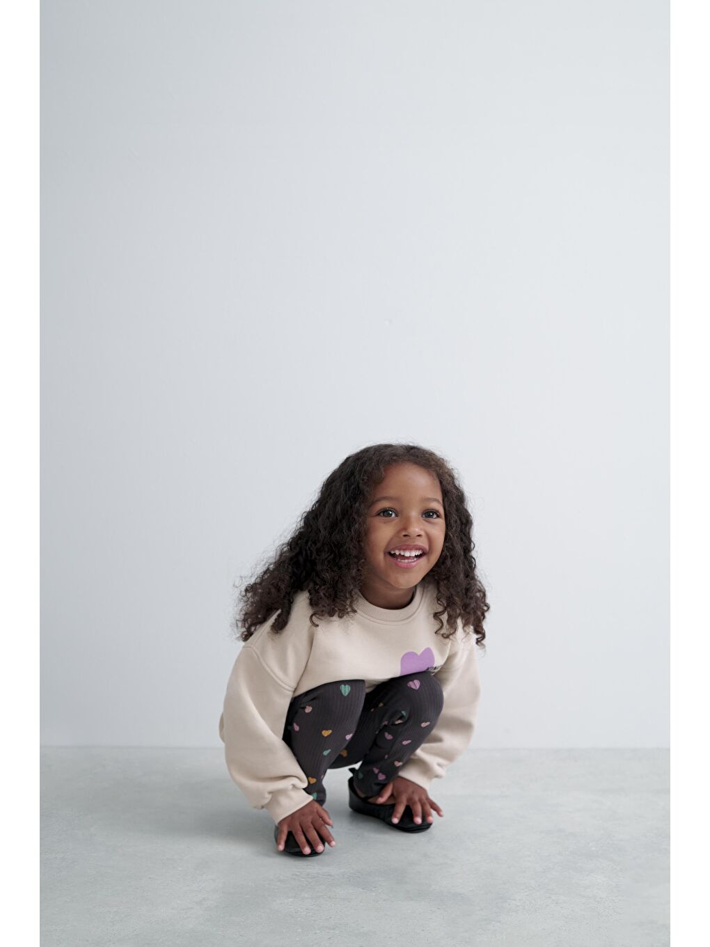 Karışık Kız Çocuk Pamuklu Bej Kalpli Sweatshirt Ve Renkli Kalpli Siyah Tayt Takım-4