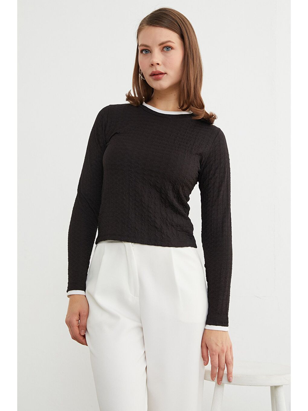 Siyah Bürümcük Kumaş Biyeli Bluz-1