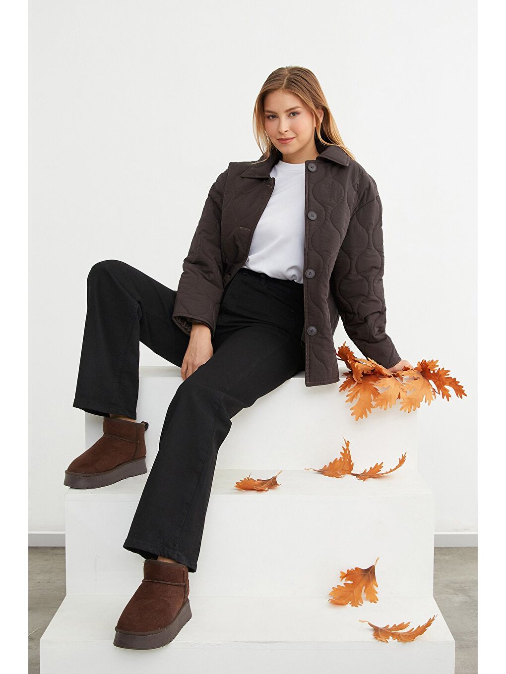 Kahverengi Su Yolu Desenli Kapitone Oversize Düğmeli Mont-1