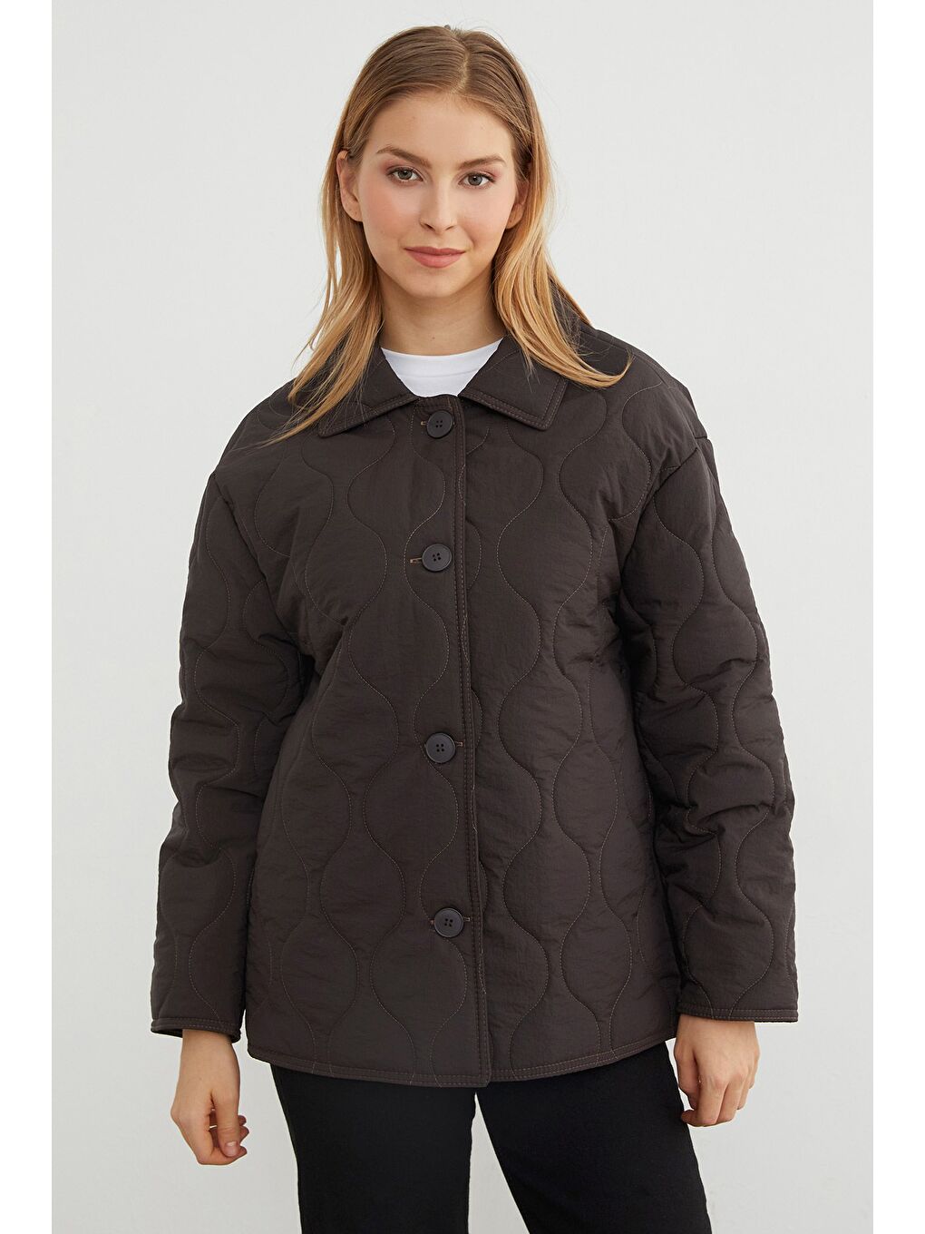 Kahverengi Su Yolu Desenli Kapitone Oversize Düğmeli Mont-2