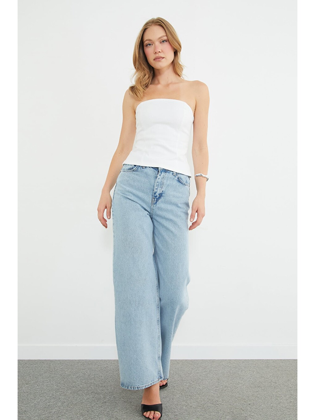 Beyaz Straplez Fermuarlı Peplum Bluz-2