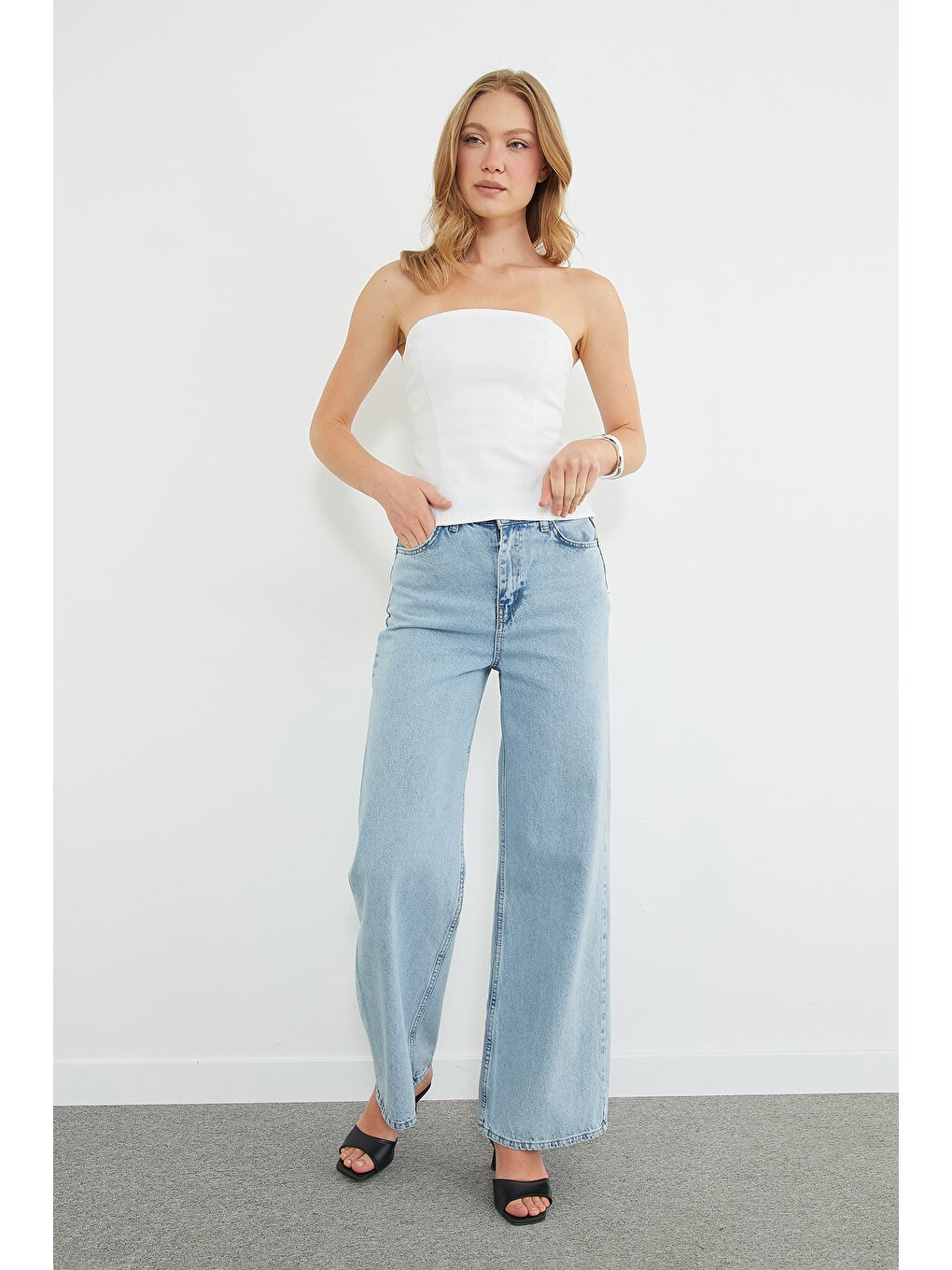 Beyaz Straplez Fermuarlı Peplum Bluz-3