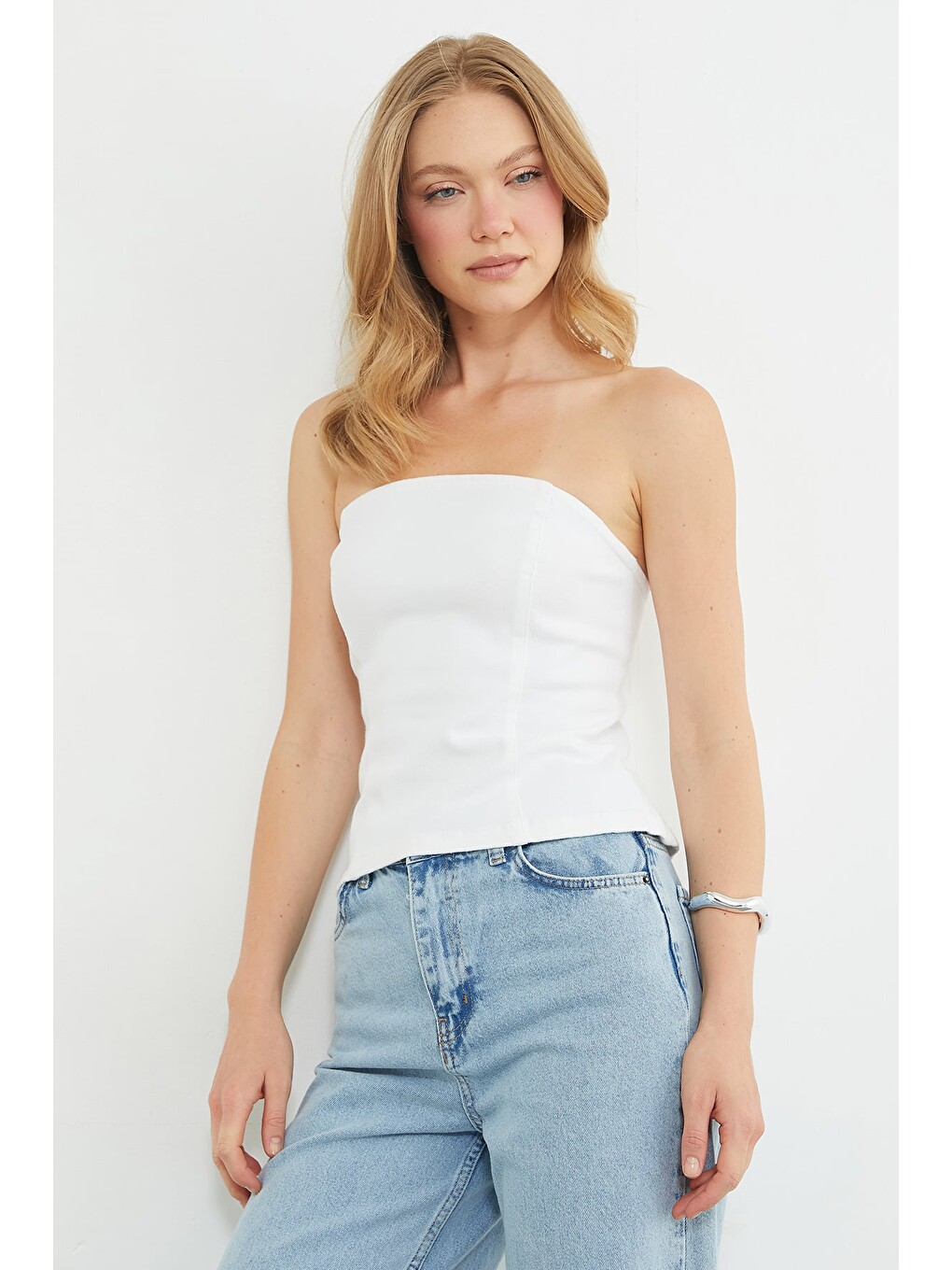 Beyaz Straplez Fermuarlı Peplum Bluz-4