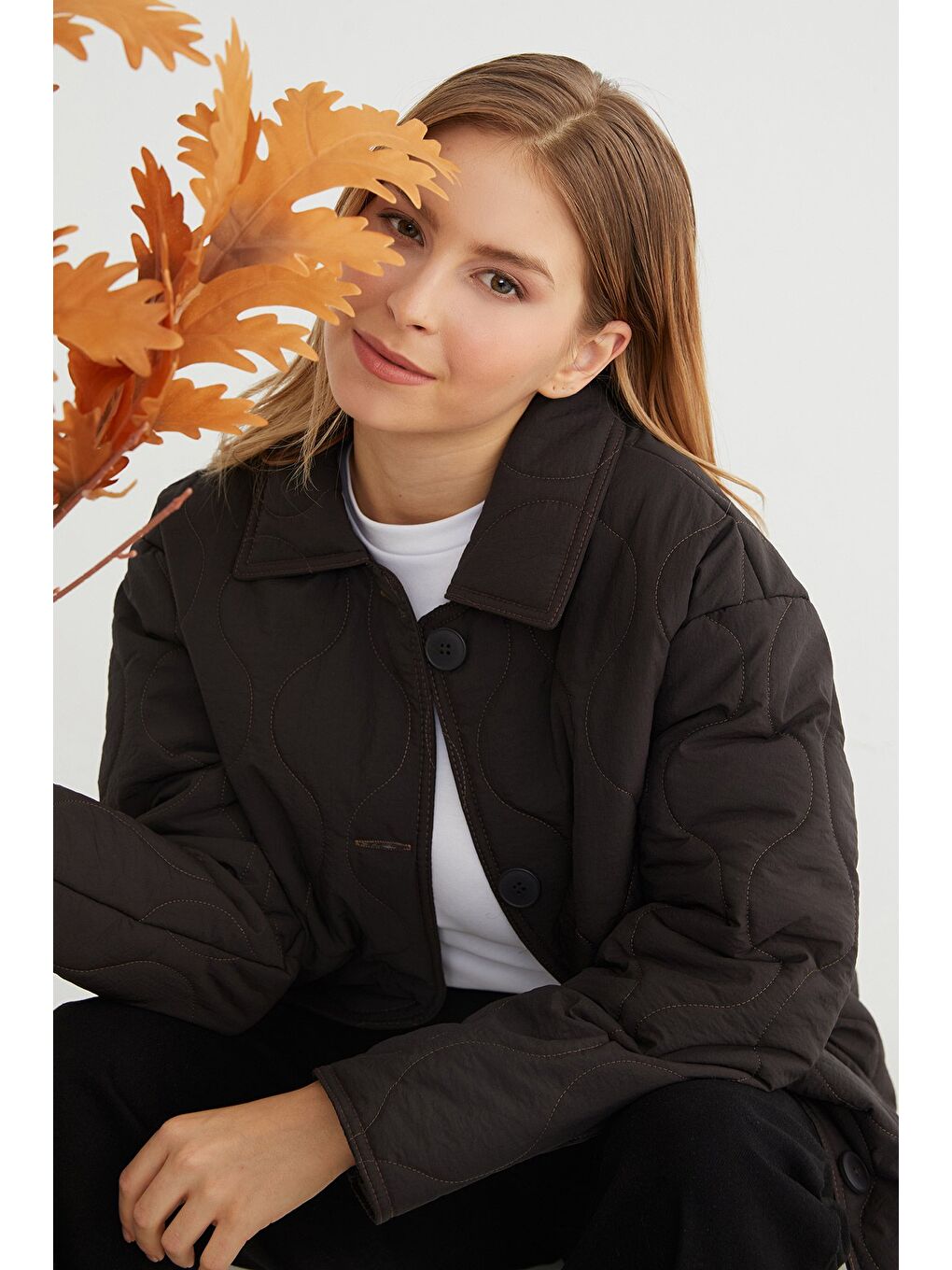 Kahverengi Su Yolu Desenli Kapitone Oversize Düğmeli Mont-3