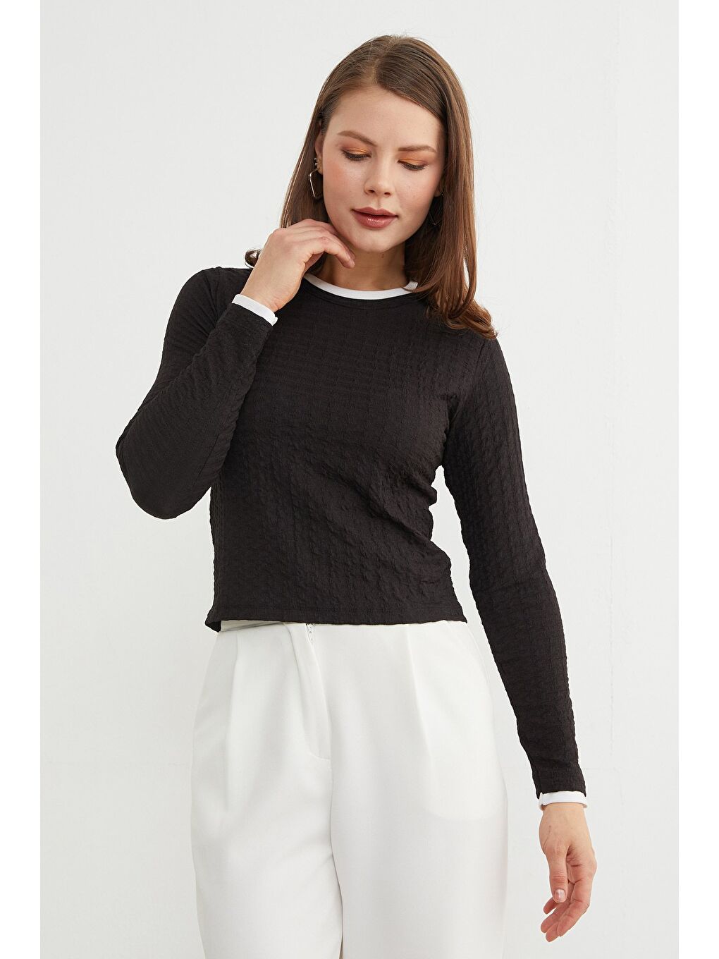 Siyah Bürümcük Kumaş Biyeli Bluz-4