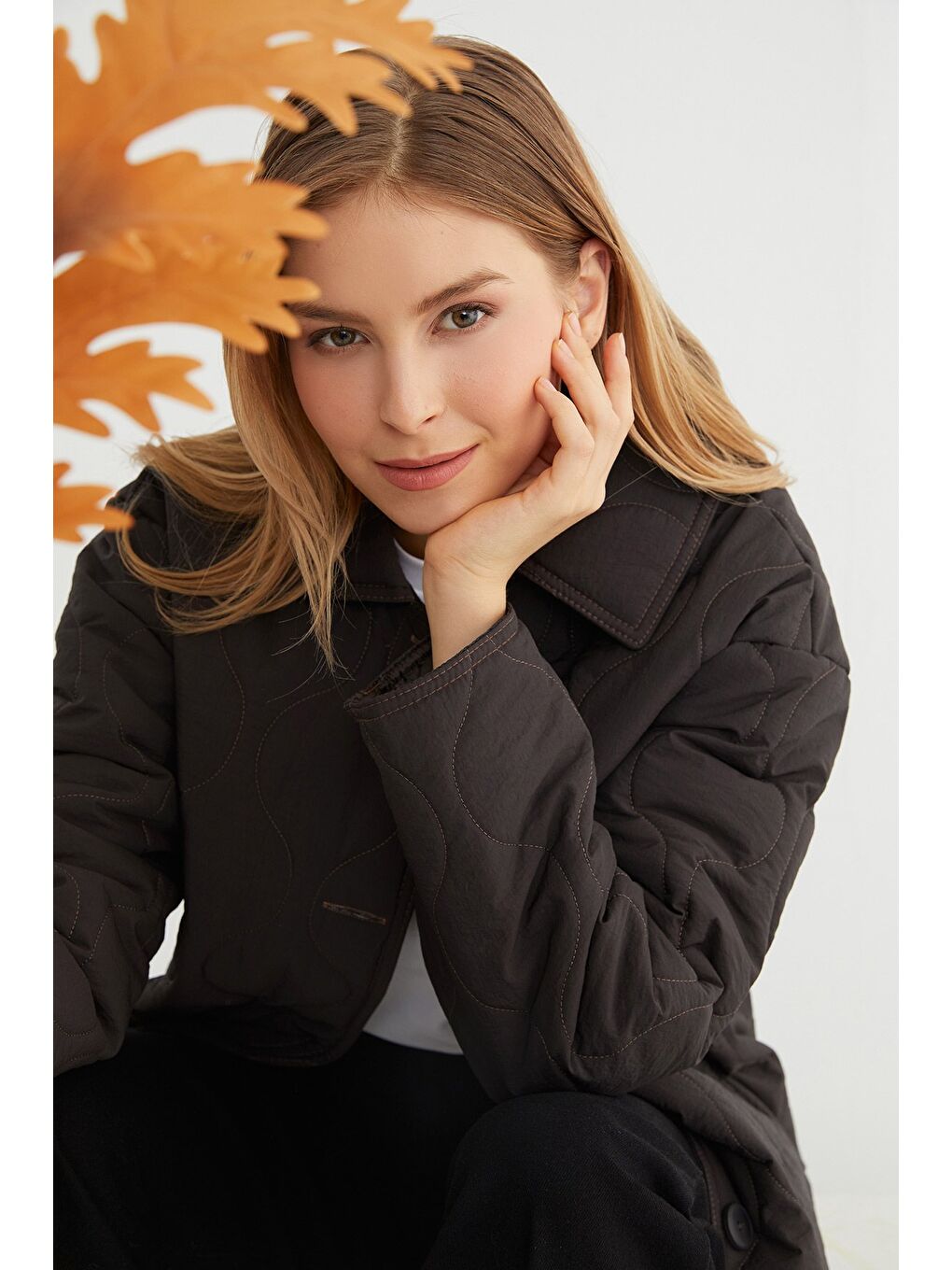 Kahverengi Su Yolu Desenli Kapitone Oversize Düğmeli Mont-4