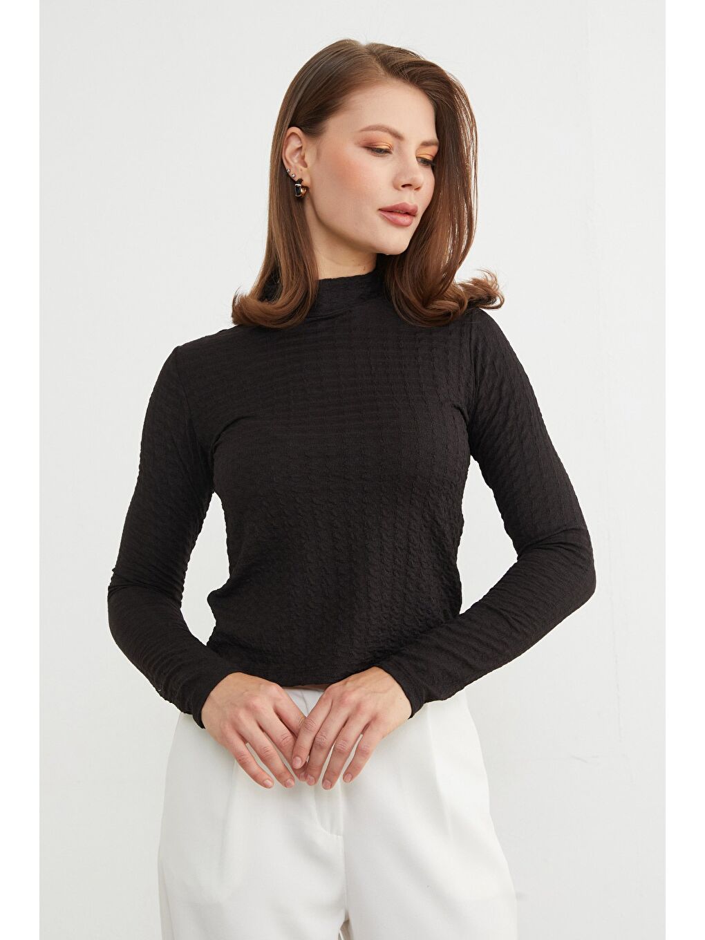 Siyah Dik Yaka Bürümcük Kumaş Bluz-3