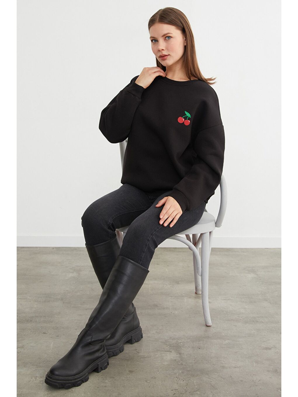 Siyah 3 İplik Kiraz Baskılı Oversize Sweatshirt-1