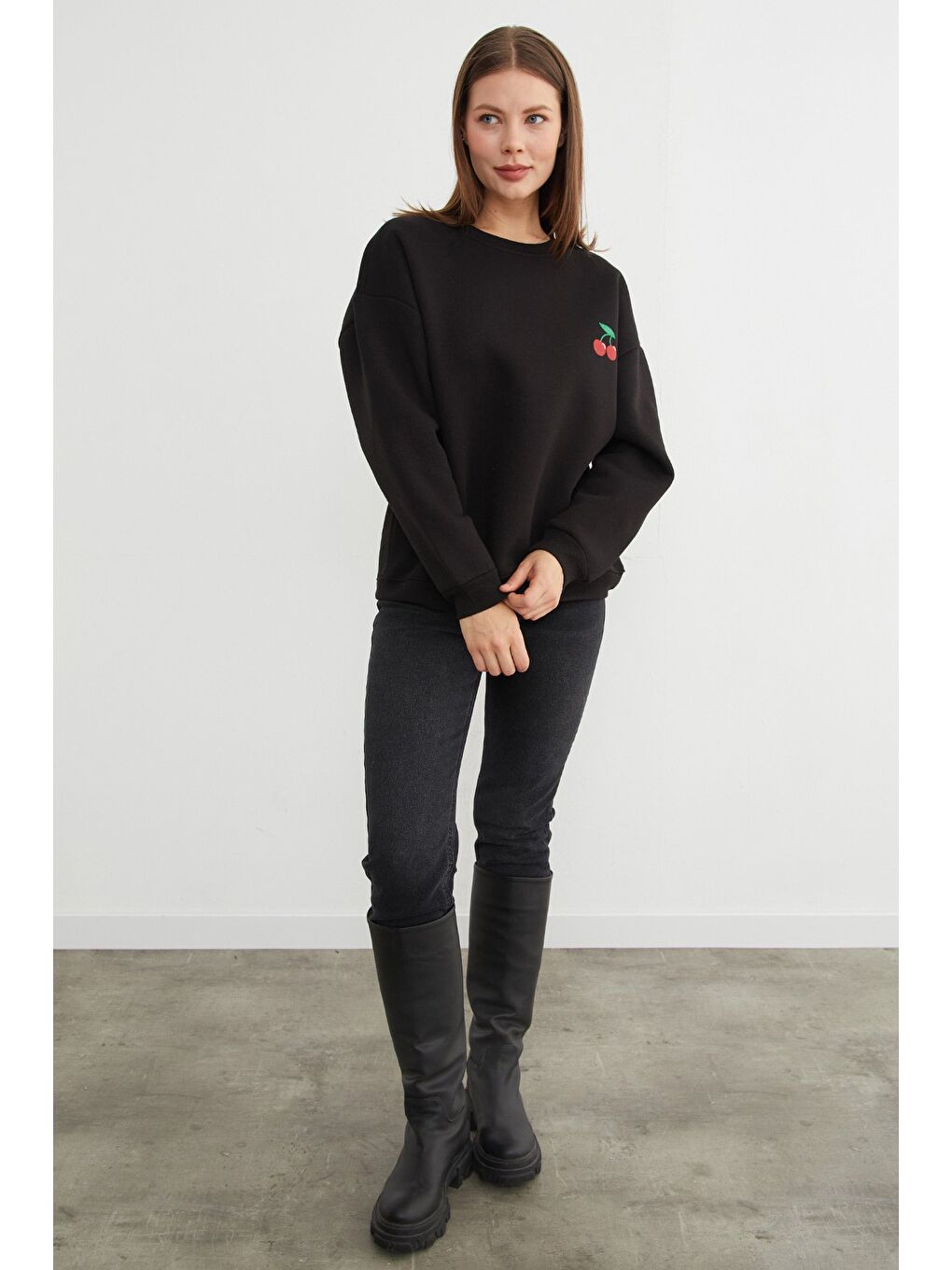 Siyah 3 İplik Kiraz Baskılı Oversize Sweatshirt-4