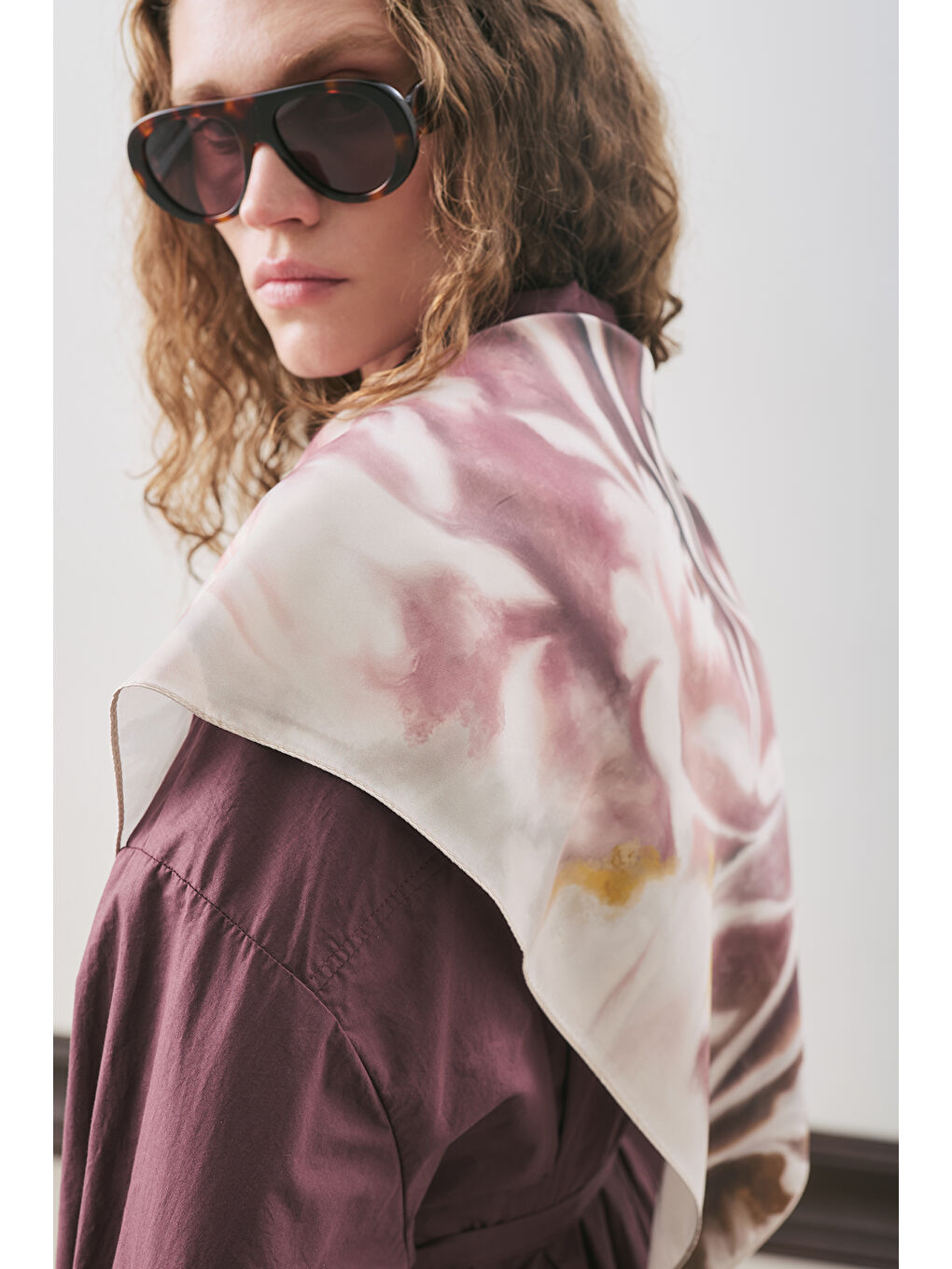 Ekru Desenli Orta Boy Saten Fular Valerıa