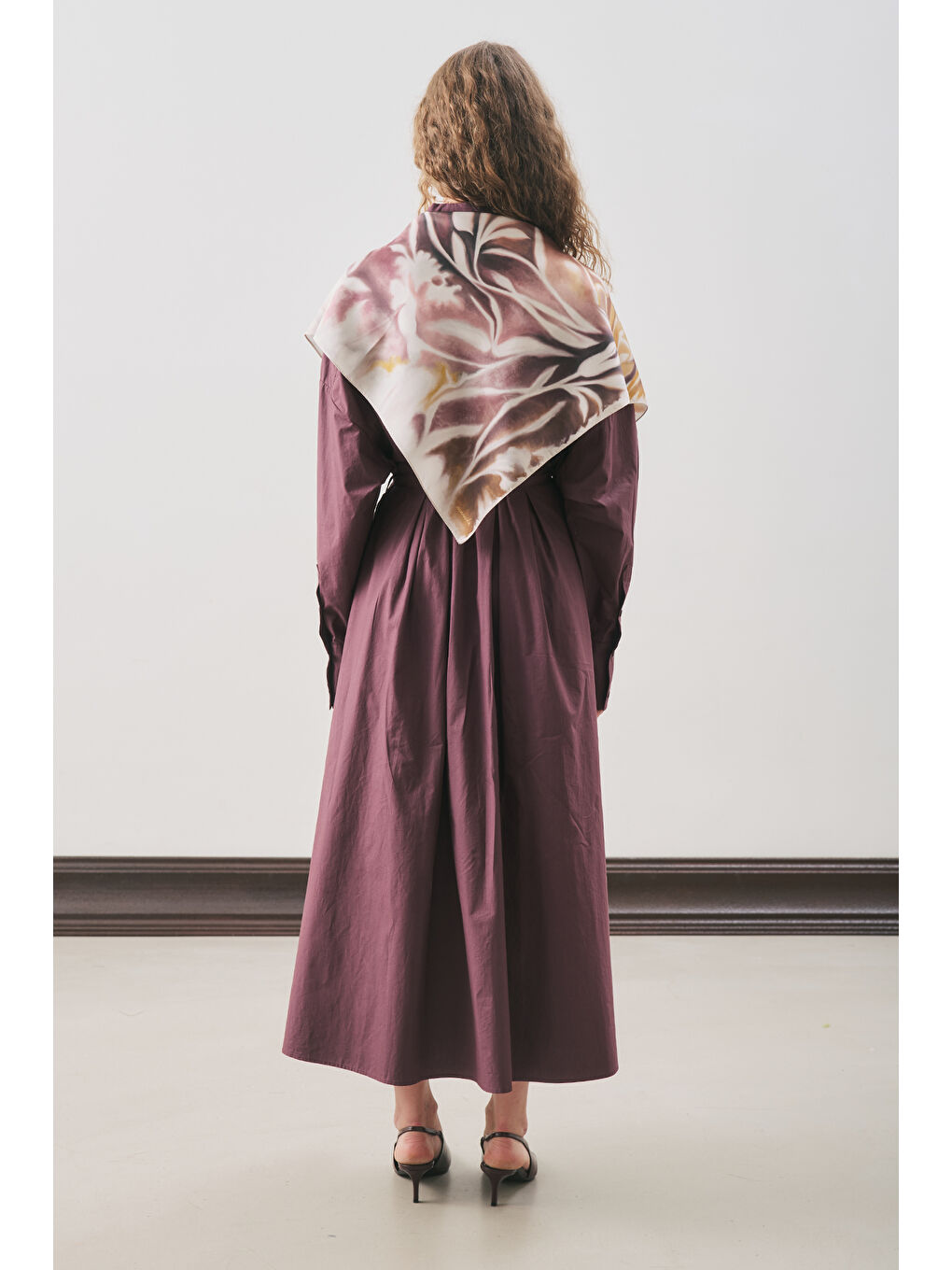 Ekru Desenli Orta Boy Saten Fular Valerıa-1