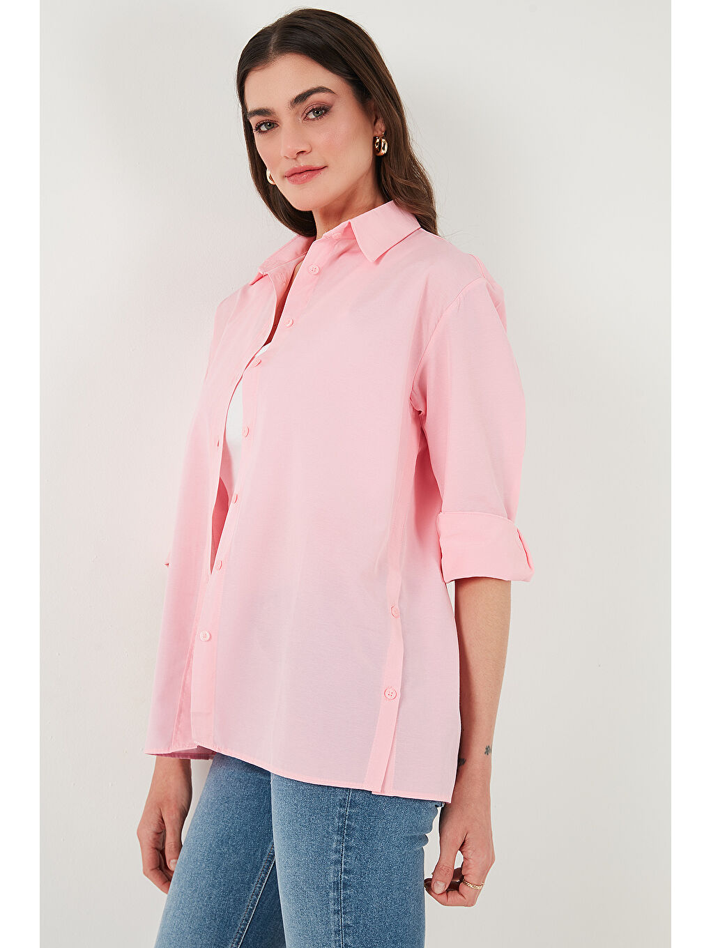 Pembe Pamuklu Regular Fit İliklenebilen Yırtmaç Detaylı Kadın Gömlek 6772920-4