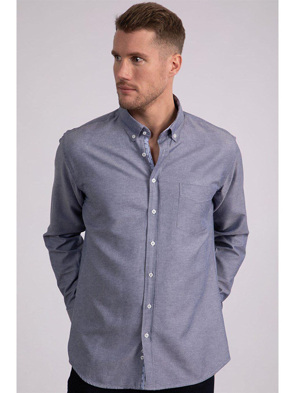 Erkek Regular Fit Klasik Kesim Pamuklu Oxford Doku Tek Cepli Lacivert Düğmeli Yaka Gömlek