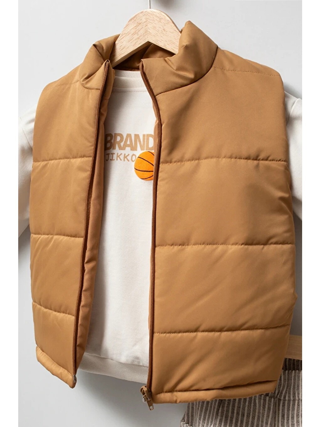 Kahverengi Erkek Çocuk Şişme Yelekli Basketbol Baskılı Sweatshirt Ve Çizgili Pantolon 3’lü Takım 9107-1