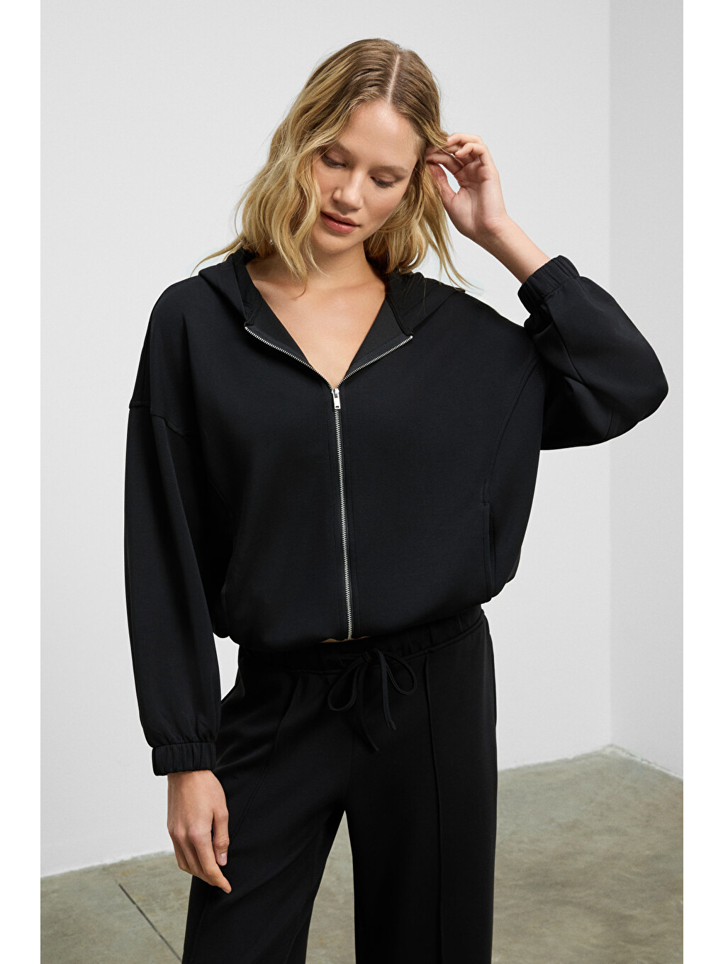 Amoura Kadın Yumuşak Ve Esnek Kumaşlı Kapüşonlu Fermuarlı Uzun Kollu Siyah Sweatshirt-1