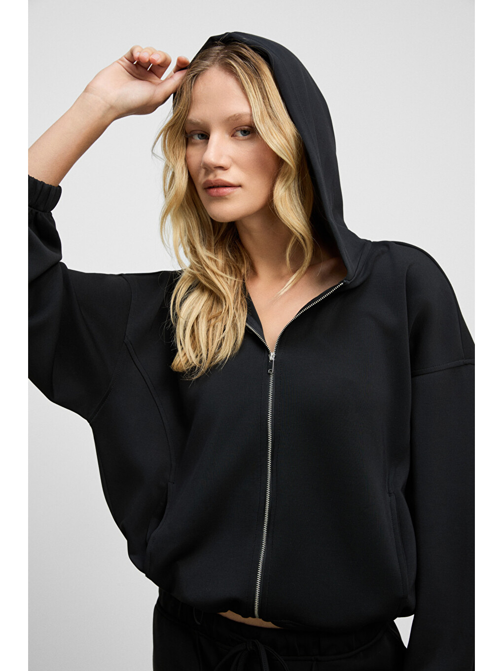 Amoura Kadın Yumuşak Ve Esnek Kumaşlı Kapüşonlu Fermuarlı Uzun Kollu Siyah Sweatshirt-2