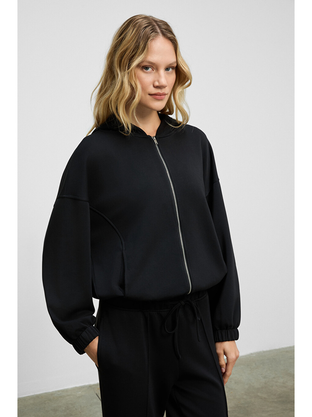 Amoura Kadın Yumuşak Ve Esnek Kumaşlı Kapüşonlu Fermuarlı Uzun Kollu Siyah Sweatshirt-3
