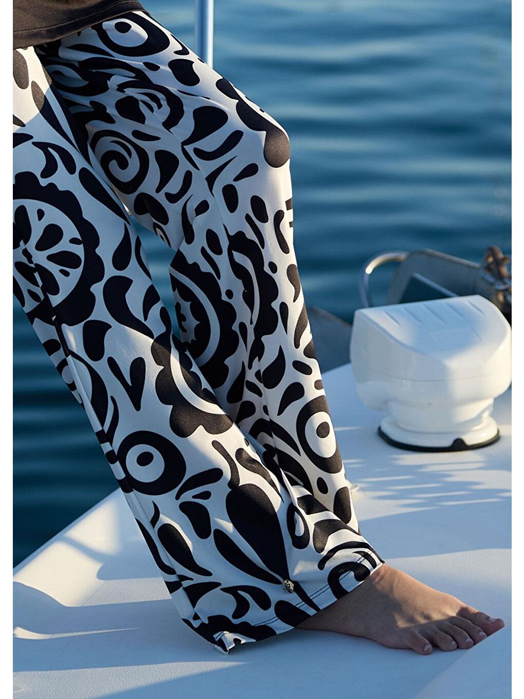 Siyah Asil Desenli Mayo Pantolon-3