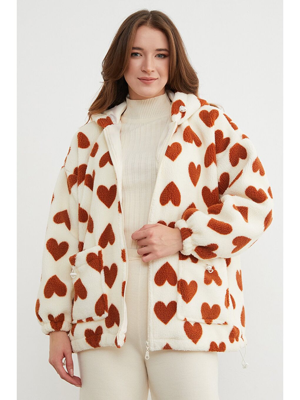 Kahverengi Kalp Desenli Pelüş Mont