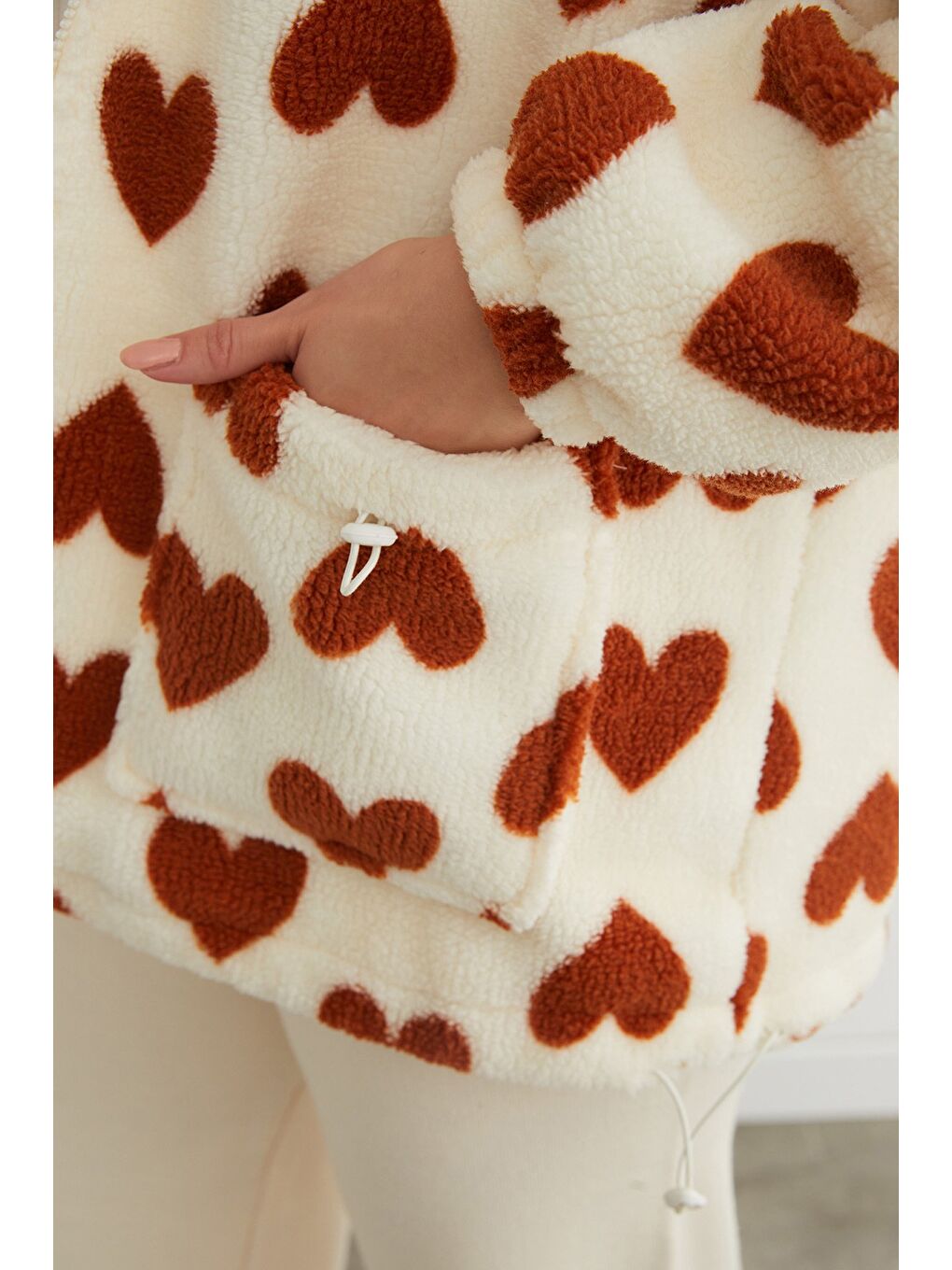 Kahverengi Kalp Desenli Pelüş Mont-3