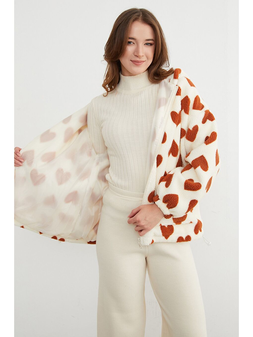 Kahverengi Kalp Desenli Pelüş Mont-4