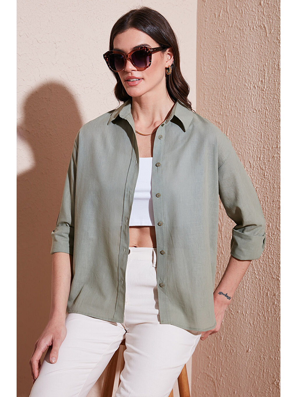 Haki Keten Ve Pamuk Karışımlı Regular Fit Önü Kısa Arkası Uzun Kadın Gömlek 6772853