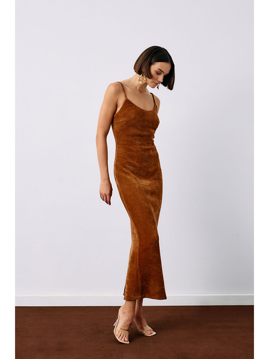 Kahverengi Askılı Kadife Midi Elbise - Kahve-1